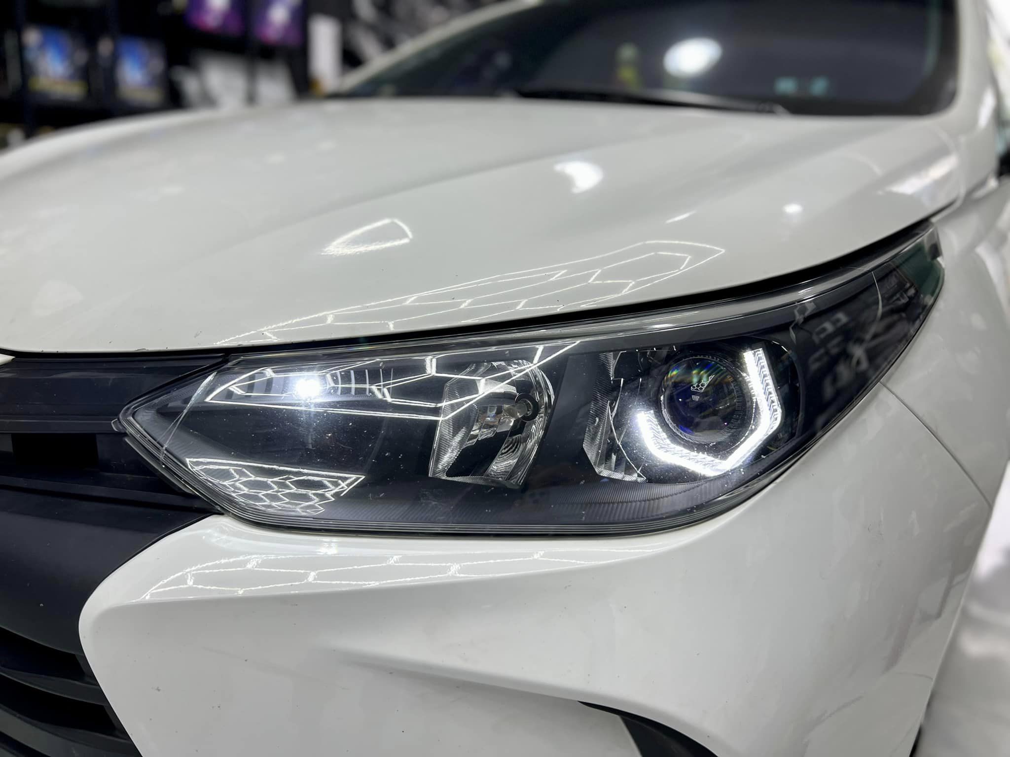 Toyota Vios với Bi Led X-light V20 New 2021 kèm vòng led BMW